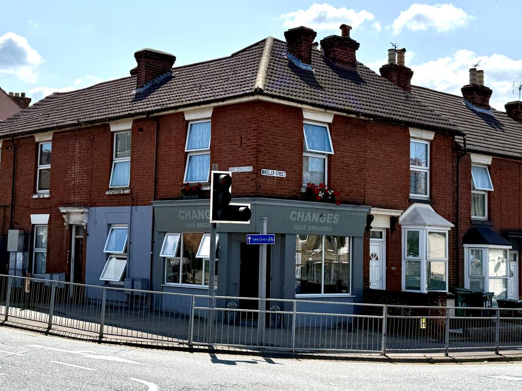 Lot: 67 - MIXED RESIDENTIAL AND COMMERCIAL INVESTMENT - Shop and flats on corner